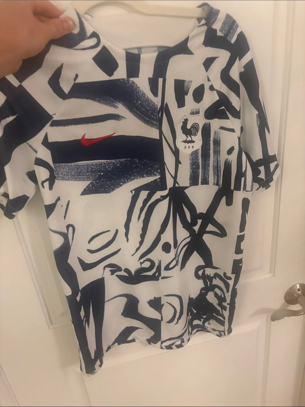 Nike Men’s White & Navy Abstract Graphic Soccer Jersey men’s medium Dri fit